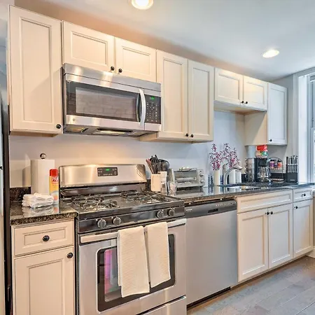 Central And Trendy Baltimore Townhome Pets Ok!